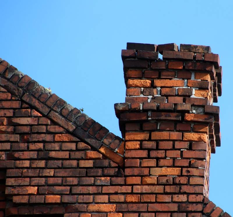 Signs Your Sunnyvale Home Needs a Chimney Inspection Damaged chimney on an Sunnyvale home showing cracks and missing mortar